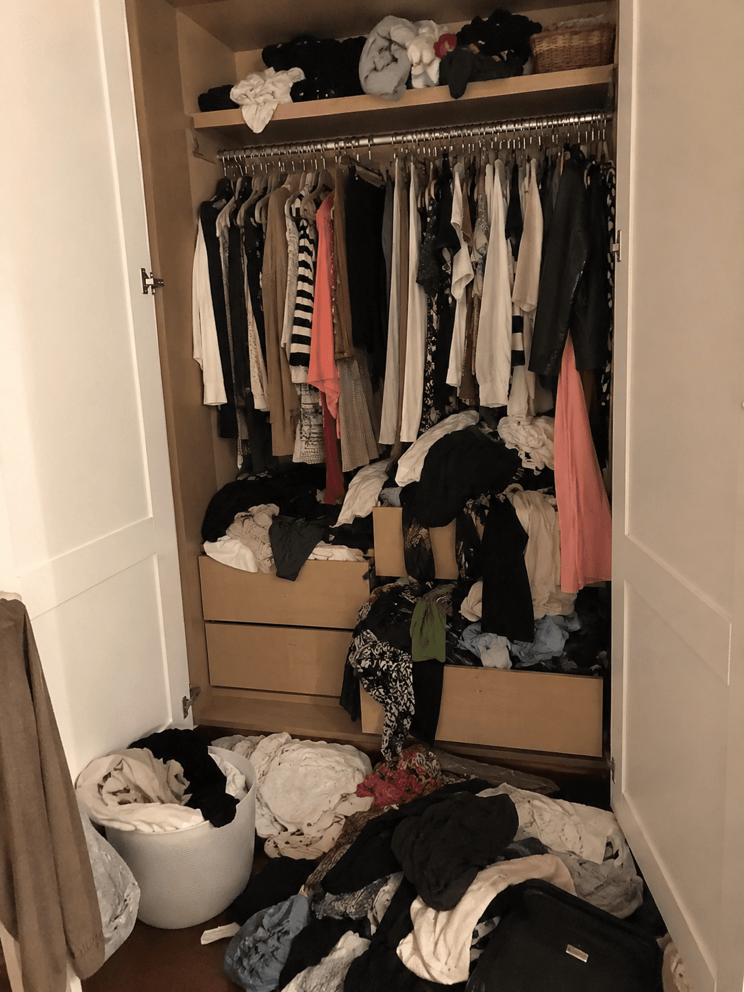 Wardrobe screen in the monia app